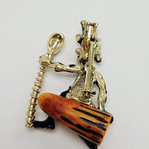 Charles F. Worth Vintage 1950s African Witch Doctor Brooch, Bakelite Drum - Picture 2 of 11